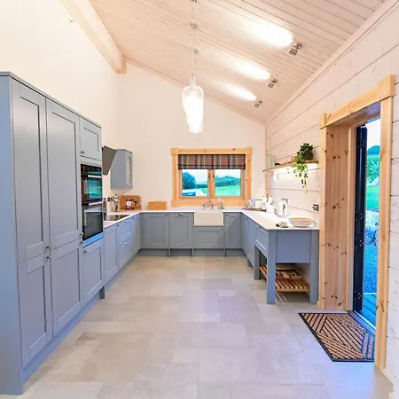 Cuddfan Lodge On A Gorgeous Private Lake Newport  Esterno foto