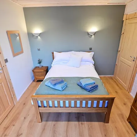 Cuddfan Lodge On A Gorgeous Private Lake Newport  Esterno foto